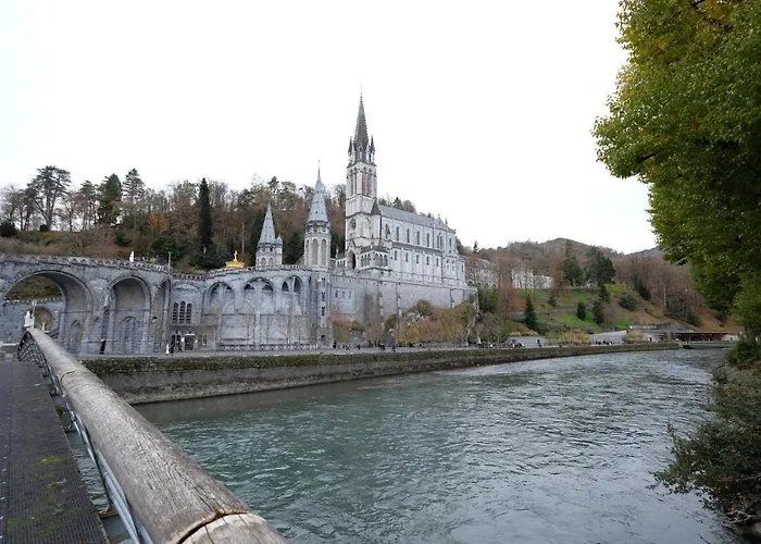 Bernadette' Cosy Flat - 3 Minutes Walk Main Door To Sanctuary Entrance- Old Town - Bernadette De Soubirous's Neighborhood - Chapel For Prayer On Site Hotel 3*