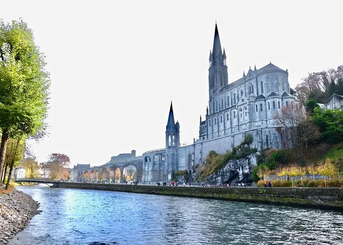 Bernadette' Cosy Flat - 3 Minutes Walk Main Door To Sanctuary Entrance- Old Town - Bernadette De Soubirous's Neighborhood - Chapel For Prayer On Site 3* Lourdes