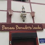 Bernadette' Cosy Flat - 3 Minutes Walk Main Door To Sanctuary Entrance- Old Town - Bernadette De Soubirous's Neighborhood - Chapel For Prayer On Site Hotel 3*