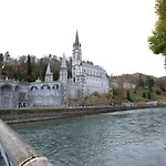 Bernadette' Cosy Flat - 3 Minutes Walk Main Door To Sanctuary Entrance- Old Town - Bernadette De Soubirous's Neighborhood - Chapel For Prayer On Site Hotel 3*