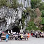 Hotel Bernadette' Cosy Flat - 3 Minutes Walk Main Door To Sanctuary Entrance- Old Town - Bernadette De Soubirous's Neighborhood - Chapel For Prayer On Site 3*