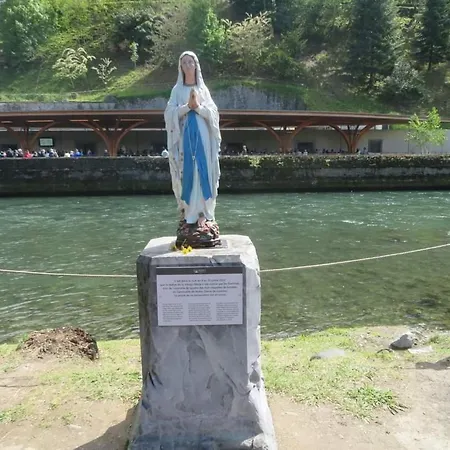 酒店 Bernadette' Cosy Flat - 3 Minutes Walk Main Door To Sanctuary Entrance- Old Town - Bernadette De Soubirous's Neighborhood - Chapel For Prayer On Site 3*