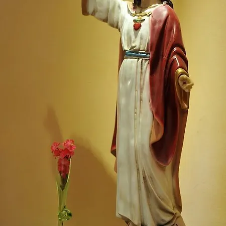 호텔 Bernadette' Cosy Flat - 3 Minutes Walk Main Door To Sanctuary Entrance- Old Town - Bernadette De Soubirous's Neighborhood - Chapel For Prayer On Site 3*