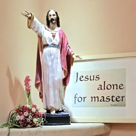 酒店 Bernadette' Cosy Flat - 3 Minutes Walk Main Door To Sanctuary Entrance- Old Town - Bernadette De Soubirous's Neighborhood - Chapel For Prayer On Site 3*