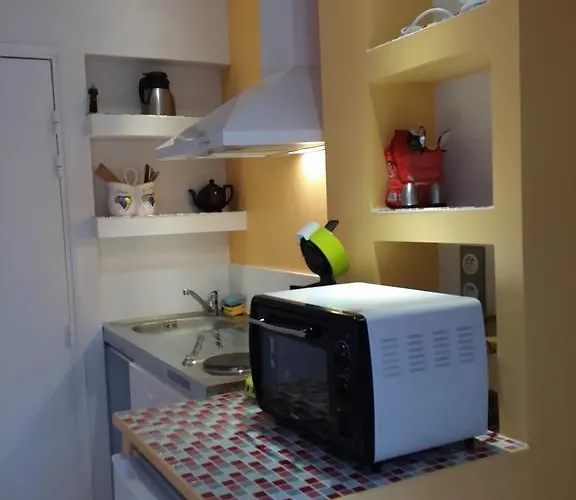 酒店 Bernadette' Cosy Flat - 3 Minutes Walk Main Door To Sanctuary Entrance- Old Town - Bernadette De Soubirous's Neighborhood - Chapel For Prayer On Site 3*