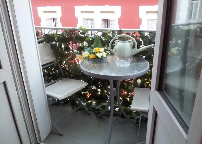 酒店 Bernadette' Cosy Flat - 3 Minutes Walk Main Door To Sanctuary Entrance- Old Town - Bernadette De Soubirous's Neighborhood - Chapel For Prayer On Site 3*