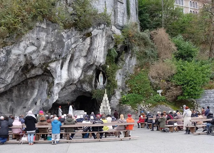 酒店 Bernadette' Cosy Flat - 3 Minutes Walk Main Door To Sanctuary Entrance- Old Town - Bernadette De Soubirous's Neighborhood - Chapel For Prayer On Site 3*