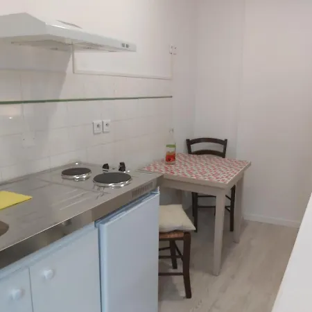 Hotel Bernadette' Cosy Flat - 3 Minutes Walk Main Door To Sanctuary Entrance- Old Town - Bernadette De Soubirous's Neighborhood - Chapel For Prayer On Site 3*