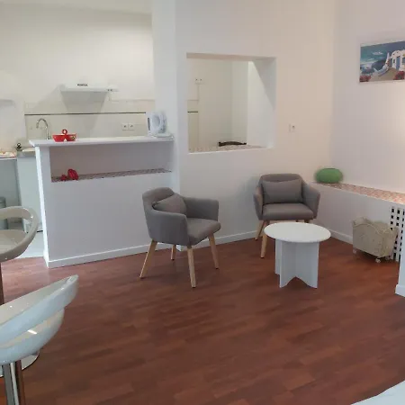 Hotel Bernadette' Cosy Flat - 3 Minutes Walk Main Door To Sanctuary Entrance- Old Town - Bernadette De Soubirous's Neighborhood - Chapel For Prayer On Site