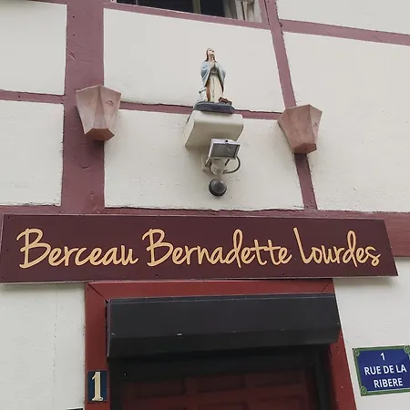 Bernadette' Cosy Flat - 3 Minutes Walk Main Door To Sanctuary Entrance- Old Town - Bernadette De Soubirous's Neighborhood - Chapel For Prayer On Site ホテル 3*