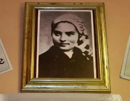 Hotel Bernadette' Cosy Flat - 3 Minutes Walk Main Door To Sanctuary Entrance- Old Town - Bernadette De Soubirous's Neighborhood - Chapel For Prayer On Site 3*