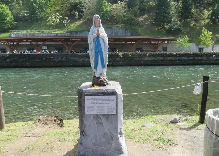 Szálloda Bernadette' Cosy Flat - 3 Minutes Walk Main Door To Sanctuary Entrance- Old Town - Bernadette De Soubirous's Neighborhood - Chapel For Prayer On Site 3*